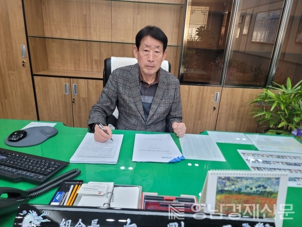 ▲ 백강석 조합장 집무모습. ⓒ흥해농업협동조합