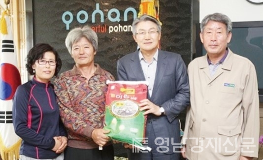 ▲ 농협중앙회로부터 인증 쌀로 인증받고 기념촬영을 하고 있다(오른쪽 첫번째)ⓒ흥해농업협동조합