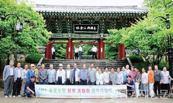 ▲과거 조합장 시절 흥해농협 원로 조합원들과 문화탐방을 했던 모습(왼쪽 첫번째) ⓒ흥해농업협동조합