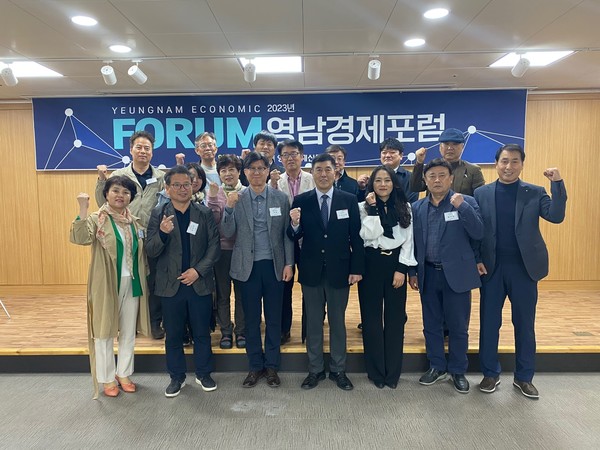 ▲ 25일 포항수협 3층 대회의장에서 열린 ‘새로운 미래로 함께하는 영남경제 포럼’ 참석자들이 기념촬영을 하고 있다. ⓒ영남경제 자료