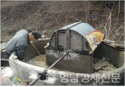 삶은 닥을 푸는 장두천 장인ⓒ고정숙 작가 제공