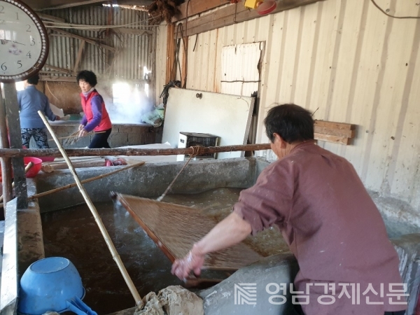 한지를 뜨는 장두천 장인ⓒ고정숙 작가 제공