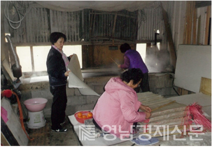 물이 빠진 한지를 한장씩 떼어내 말리는 작업ⓒ고정숙 작가 제공