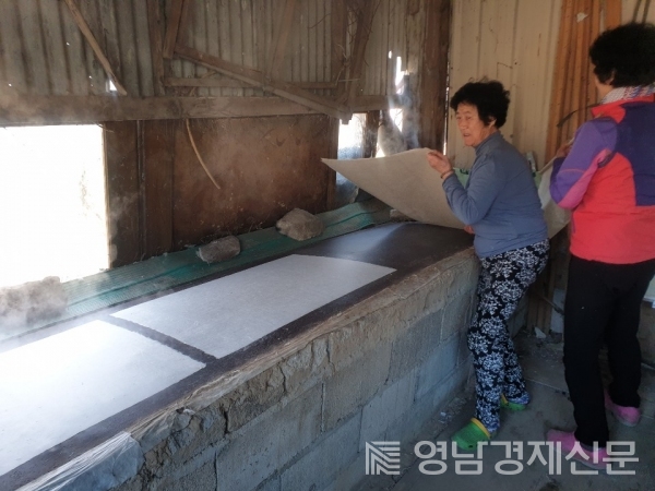 한지를 건조대에서 말리는 작업ⓒ고정숙 작가 제공