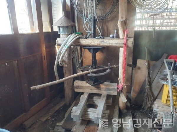 한지 물빼는 작업을 하는 재래식 기계ⓒ고정숙 작가 제공