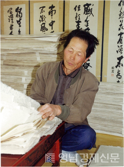 한지를 상품화하기 위해 묶음 작업을 하고 있는 장두천 장인ⓒ고정숙 작가 제공