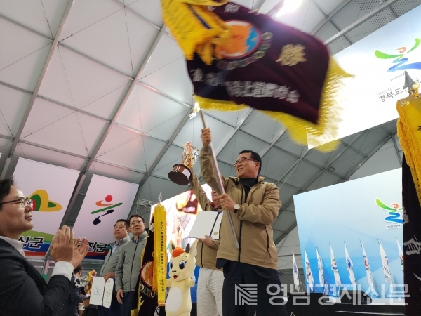 ▲ 대회 우승기를 휘날리는 나주영 회장. ⓒ포항시체육회