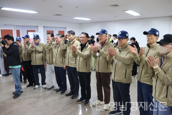 ▲ 대회기간 중 중간성적 브리핑을 받고 환호와 격려하는 나 회장과 체육회 임원들. ⓒ포항시체육회