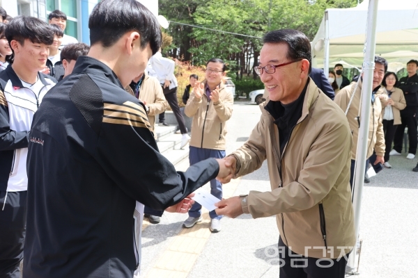 ▲ 대회기간 중 선수단을 찾아 격려하는 나주영 회장. ⓒ포항시체육회