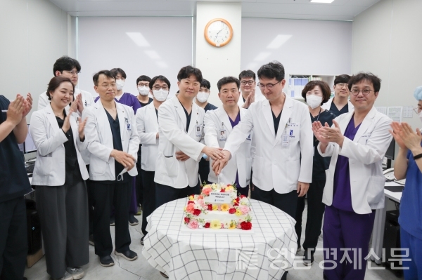 ▲ 에스포항병원이 지난 12일 혈관조영식 행사를 진행한 뒤 기념촬영을 하고 있다. ⓒ에스포항병원