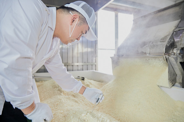 ▲ 양민호 대표의 막걸리 제조 모습. ⓒ동해명주