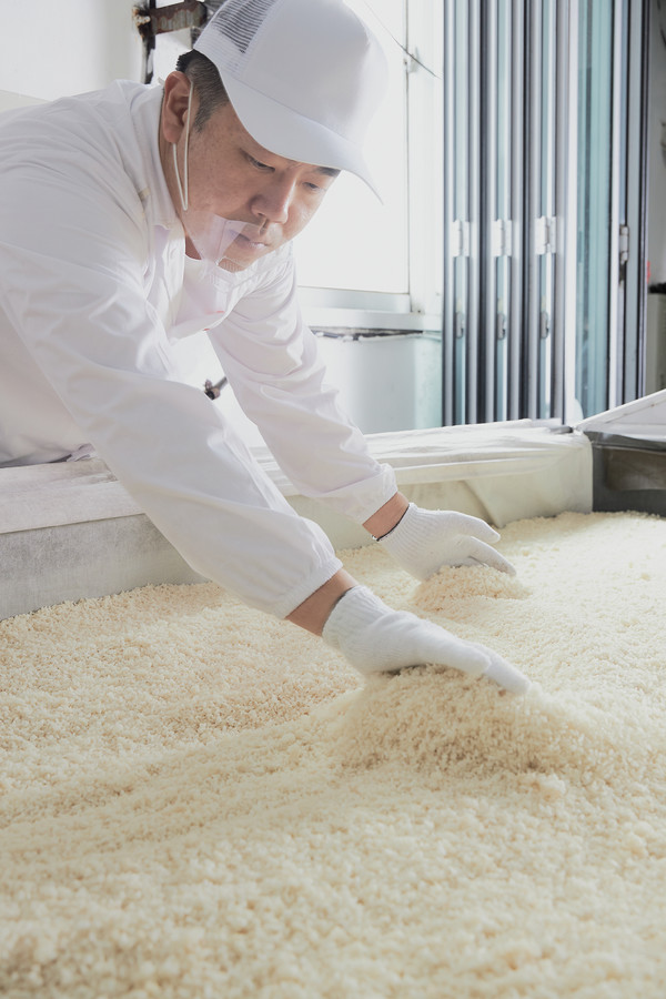 ▲ 양민호 대표의 막걸리 제조 모습. ⓒ동해명주