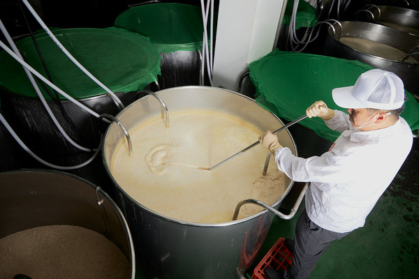 ▲ 양민호 대표의 막걸리 제조 모습. ⓒ동해명주