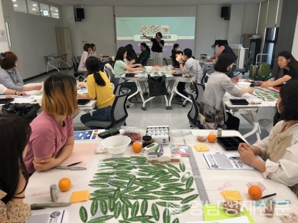 ▲ 시민들이 인문학 아카데미, 힐링푸드테라피를 배우고 있다. ⓒ김천시