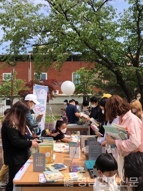 작은도서관에서 와글와글 문화마당을 열고 있다. 김천시 제공