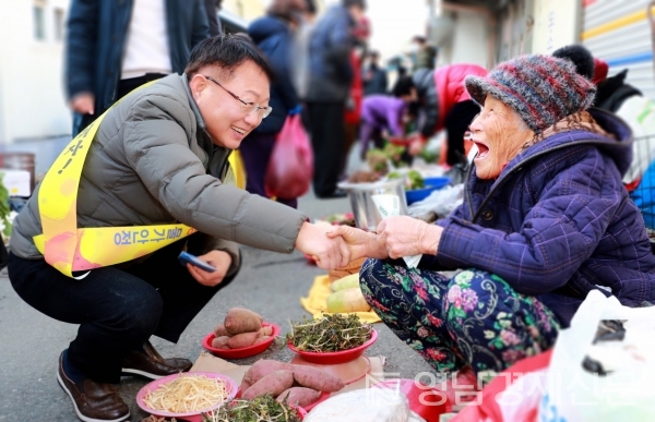 ▲ 손병복 울진군수가 전통시장을 방문해 민심을 살피고 있다. ⓒ울진군