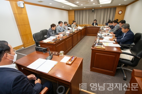 ▲ 기획행정위원회에서 조례안 심사를 하고 있다. ⓒ구미시의회