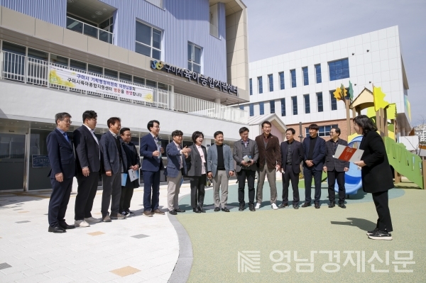 ▲ 기획행정위원회에서 육아종합지원센터 현장 방문 후 기념촬영을 하고 있다. ⓒ구미시의회