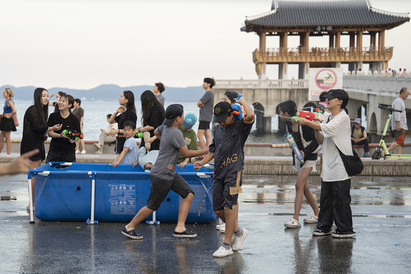 ▲ 2023 경상북도 포항 WATER-BAM EDM 페스티벌을 즐기는 시민들과 관광객들. ⓒ영남경제 자료