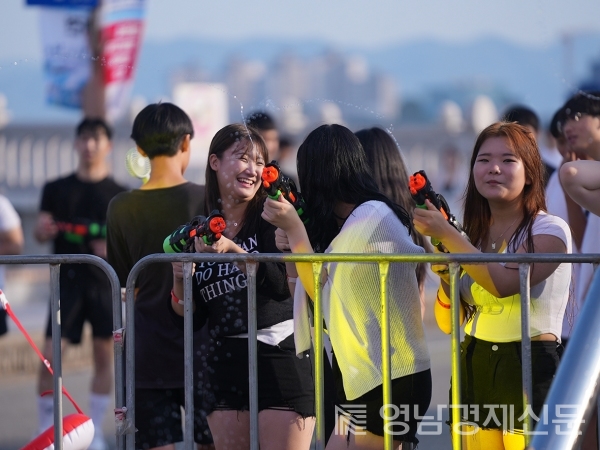 2023 경상북도 포항 WATER-BAM EDM 페스티벌을 즐기는 시민들과 관광객들.