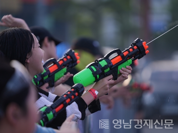 2023 경상북도 포항 WATER-BAM EDM 페스티벌을 즐기는 시민들과 관광객들.