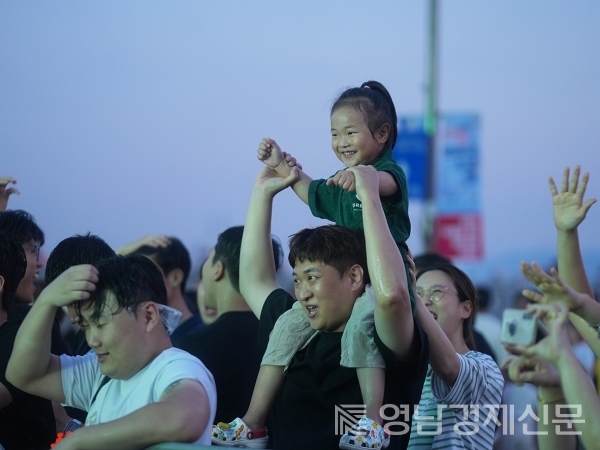 2023 경상북도 포항 WATER-BAM EDM 페스티벌을 즐기는 시민들과 관광객들.