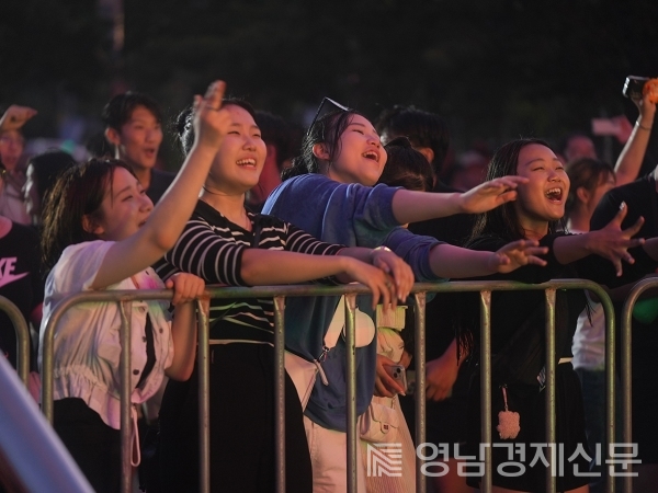 2023 경상북도 포항 WATER-BAM EDM 페스티벌을 즐기는 시민들과 관광객들.