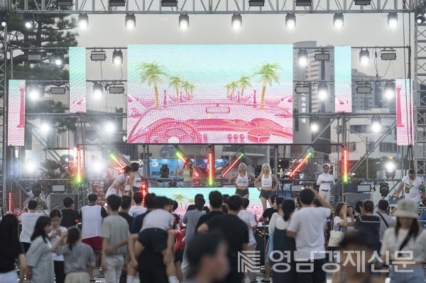 2023 경상북도 포항 WATER-BAM EDM 페스티벌을 즐기는 시민들과 관광객들.