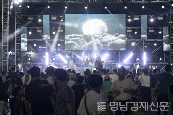 2023 경상북도 포항 WATER-BAM EDM 페스티벌을 즐기는 시민들과 관광객들.