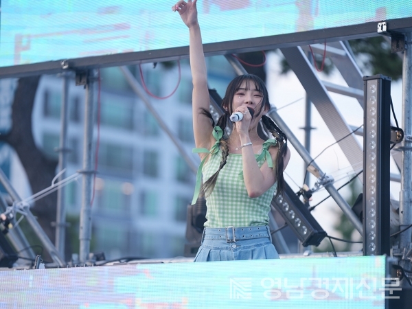 2023 경상북도 포항 WATER-BAM EDM 페스티벌에 초청된 다양한 DJ와 가수들이 열정적인 무대를 선보이고 있다.