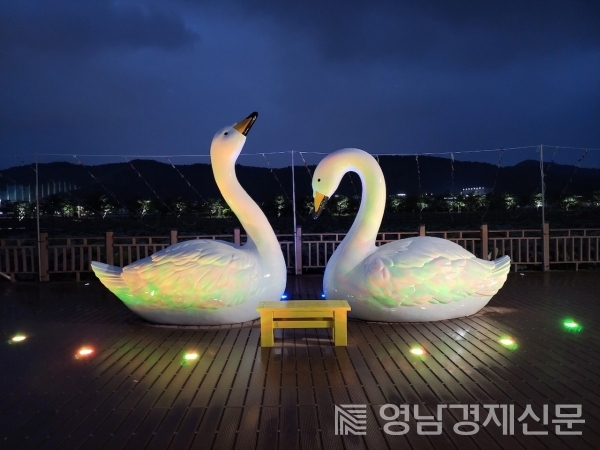 ▲ 지산샛강 생태공원에 설치된 큰고니 조형물. ⓒ구미시