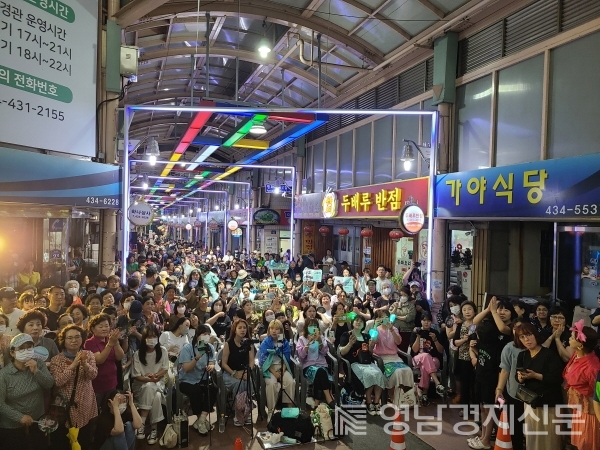 평화시장에서 개최한 ‘불금불토 밤 나들이 야시장’에 시민들이 모여 있다. ⓒ김천시