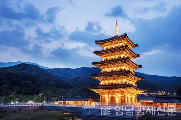 사명대사공원 평화의탑 야경. ⓒ김천시