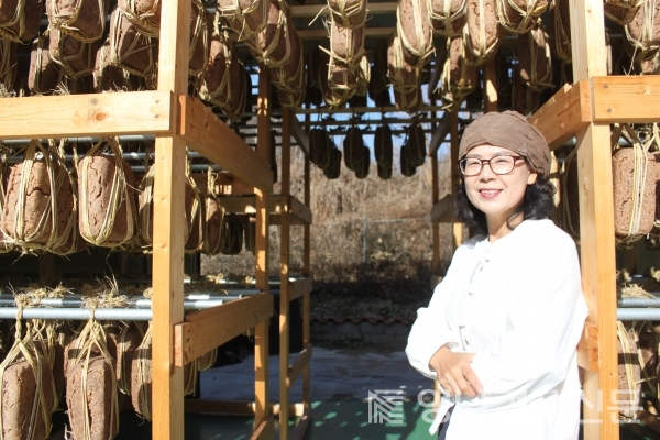 ▲ 주렁주렁 메주가 익어가는 곳에서 장성희 대표가 포즈를 취하고 있다. ⓒ오가향