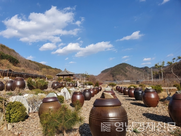 ▲ 여러 가지 장이 들어 있는 장독대가 줄지어 서있다. ⓒ오가향