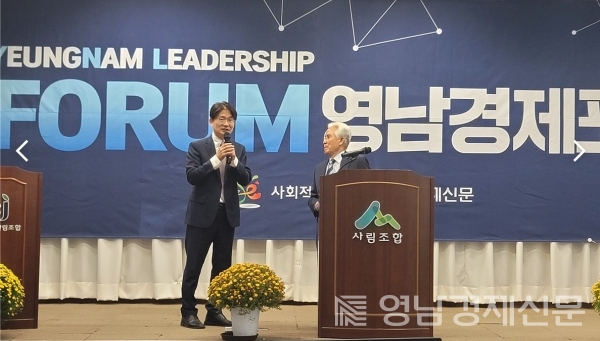 ▲ 강연 후 질의응답을 하고 있는 이재원 교수와 허화평 이사장 ⓒ영남경제 자료