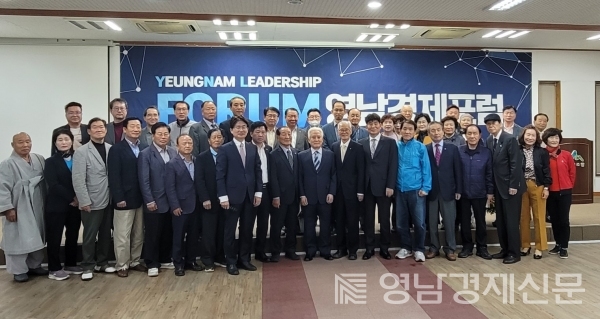 ▲ 허화평 미래한국재단 이사장의 저서 ‘한국, 미완의 기적’ 출판 기념 강연 이후 참석자들과 함께 기념촬영을 하고 있다. ⓒ영남경제 자료