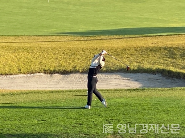 ▲ 30일 경주 안강레전드GC에서 열린 '제1회 영남경제신문 회장배 전국 주니어 골프대회'에 참여한 선수가 호쾌한 스윙으로 티샷을 하고 있다. ⓒ영남경제 자료