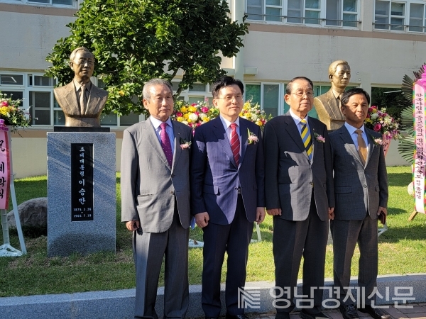 ▲ 제막식에 참석한 내빈(좌 두번째 황교안 전 총리) 좌1:김호근 교육 삼락회 회장, 좌2:황교안 전 총리 좌3:김병관 설립자 ⓒ향산교육재단