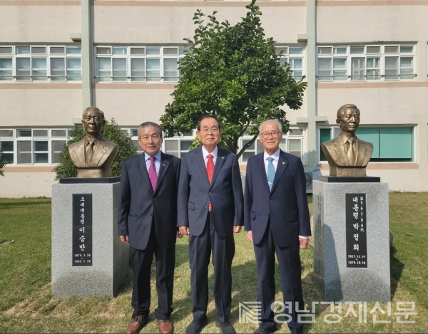 ▲ 두 전직 대통령 흉상 앞에서(좌:김호근 삼락회 회장 중:김병관 설립자 우:정주영 전 포항중앙고 교장) ⓒ향산교육재단