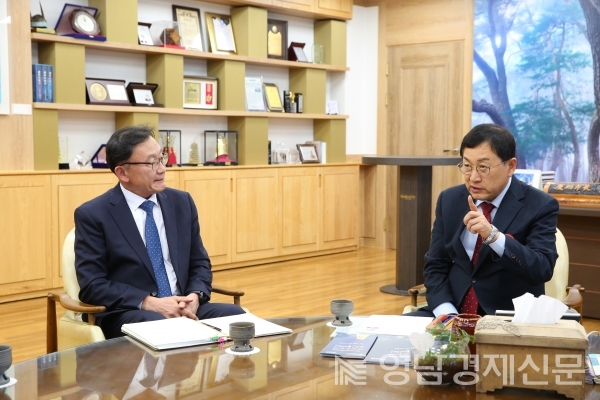 ▲ 지난 7일 주낙영 경주시장과 박운석 영남경제신문 대표이사가 경주시청 시장 집무실에서 만나 APEC 정상회의 경주 유치의 당위성에 대해 이야기를 나누고 있다. ⓒ영남경제 자료