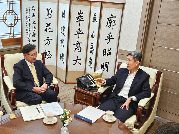 ▲ 이강덕 포항시장(오른쪽)은 지난 10일 영남경제신문 박운석 대표(왼쪽)를 접견하고 “포항을 이차전지 등 신에너지산업의 생태계 구축의 허브도시로 만들겠다”는 포부를 밝혔다. ⓒ포항시