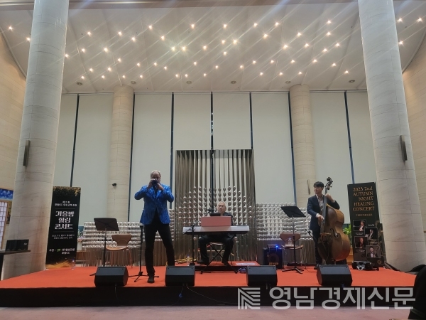 ▲ 경북 포항시 북구 송라면 포항컨트리클럽 클럽하우스 로비에 마련된 특설무대에서 '제2회 포항CC 우수고객 초청 가을밤 힐링 콘서트'가 열렸다. ⓒ포항CC