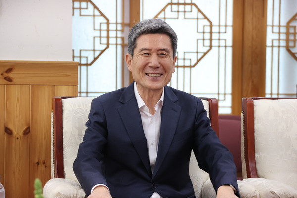 ▲ 지난 10일 본지 박운석 대표이사를 접견한 이강덕 포항시장. ⓒ영남경제 자료