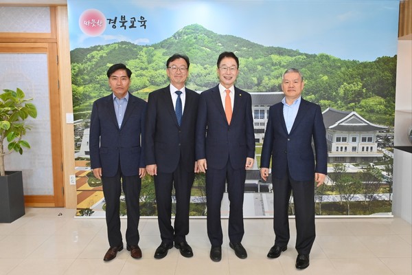 ▲ 임종식 경북도교육감(사진 왼쪽 세번째)이 최근 도 교육청을 방문한 영남경제신문 박운석 대표이사(왼쪽 두번째)를 접견한 뒤 신문사 관계자들과 함께 기념촬영하고 있다. ⓒ경북교육청