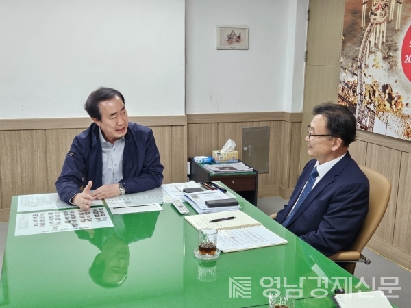 ▲ 김복조 이사장(왼쪽)은 13일 영남경제신문 박운석 대표이사를 접견하는 자리에서 "시민들에게 신뢰받고 사랑받는 공단으로 나아가기 위해서는 안전을 최우선하는 공공서비스"를 강조했다. ⓒ영남경제 자료