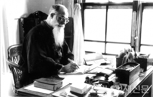 ▲ 루이 델랑드 신부의 집무 모습 ⓒ영남경제 자료