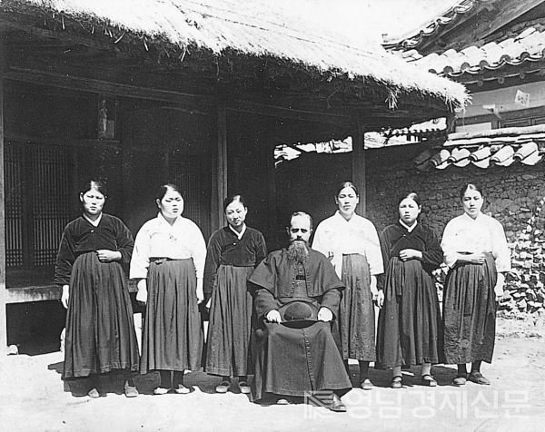 ▲ 삼덕당의 여섯 정녀와 남 신부 ⓒ영남경제 자료