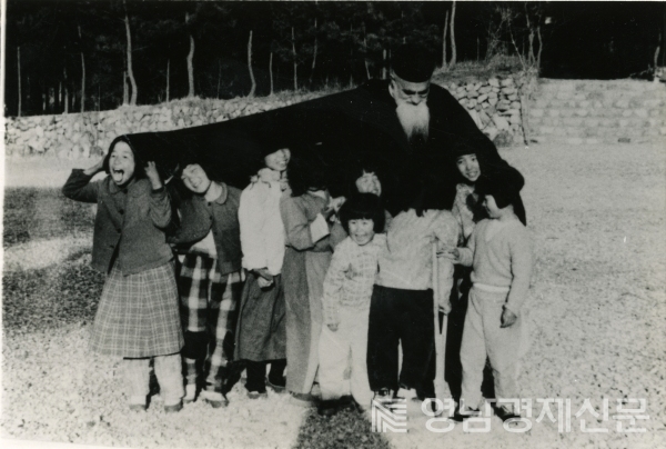 ▲ 남 신부와 망또 속의 아이들 ⓒ영남경제 자료