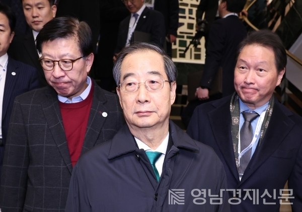 ▲ 한덕수 국무총리가 28일 오후(현지시간) 프랑스 파리 외곽 팔레 데 콩그레에서 열린 제173차 국제박람회기구(BIE) 총회에서 2030년 세계박람회 개최지 투표 결과 부산이 탈락한 뒤 기자회견을 위해 이동하고 있다. 왼쪽부터 박형준 부산시장, 한 총리, 최태원 대한상의 회장 ⓒ연합